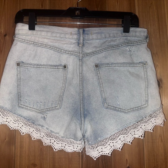 Free People Women's Denim Shorts with Lace Trim Size 27 - Picture 3 of 4